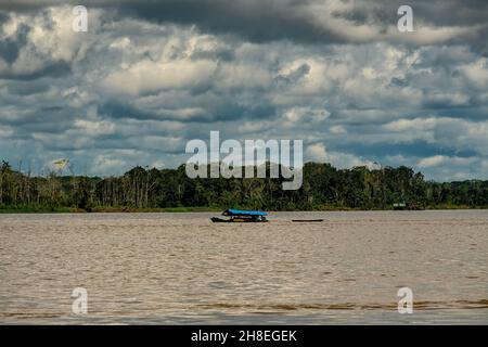 Im Amazonas-Regenwald-Reservat von Peru sammeln sich über dem Amazonas-Fluss Sturmwolken Stockfoto