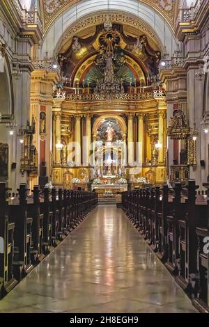 Kirchenschiff und Hauptaltar der Basilika Kathedrale von Lima Stockfoto