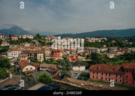 Häuser der schönen Stadt Belluno in der Provinz Venetien, Norditalien. Hochwertige Fotos Stockfoto