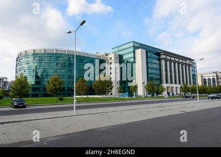 Bukarest, Rumänien, 7. November 2020: Neubau der Nationalbibliothek Rumäniens in Bukarest an einem sonnigen Herbsttag Stockfoto