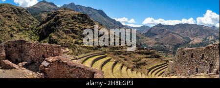 Landwirtschaftliche Terrassen und Befestigungsanlagen in den Bergen rund um Pisac Stockfoto