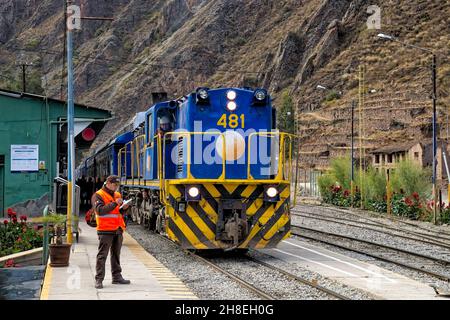 Peru Zug nach Machu Picchu am Bahnhof Ollantaytambo Stockfoto