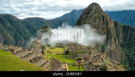 Niedrige Wolken über den Anden im heiligen Tal und den Machu Picchu Inka Ruinen Stockfoto