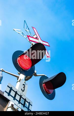 Blinkende rote Warnleuchten am amerikanischen Bahnübergang Stockfoto