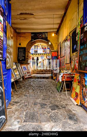 Authentische Kunstwerke von lokalen Handwerkern zum Verkauf in San Blas Bezirk von Cusco Stockfoto