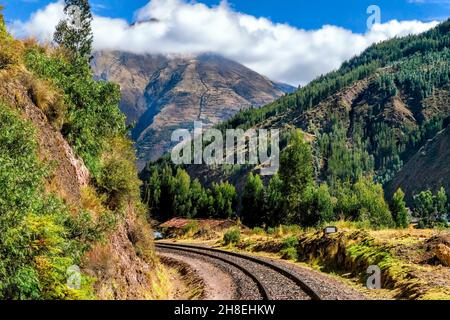 Mit dem Andenzug Explorer, der zwischen Cuzco und Puno verkehrt, durchquert man die peruanische altiplano-Landschaft Stockfoto