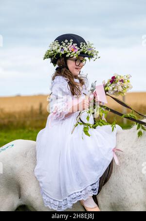 Junge Mädchen in ausgefallenen Kleid Wettbewerb Reiten Pferd im Freien Sommer Pferd Veranstaltung, East Lothian, Schottland, Großbritannien Stockfoto
