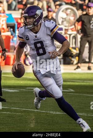 Santa Clara, Kalifornien, USA. 28th. November 2021. Minnesota Vikings Quarterback Kirk Cousins (8) am Sonntag, den 28. November 2021, im Levis Stadium in Santa Clara, Kalifornien. Die 49ers besiegten die Wikinger 34-26. (Bild: © Al Golub/ZUMA Press Wire) Stockfoto