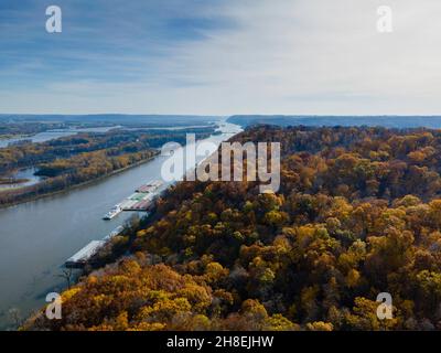 Luftaufnahme des Upper Mississippi River Valley an einem wunderschönen Herbstnachmittag. Marquette, Iowa, USA. Stockfoto