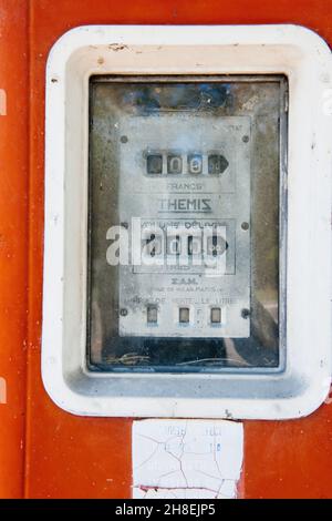 Alte Themis Gasanzeige mit Volumenschild und altem französischem Franc-Zähler Stockfoto