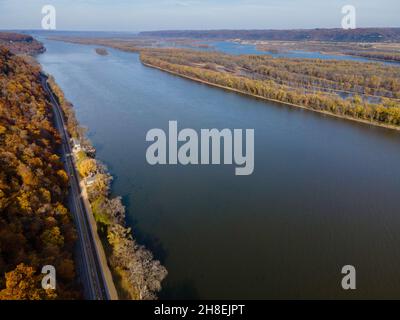 Luftaufnahme des Upper Mississippi River Valley an einem wunderschönen Herbstnachmittag. Marquette, Iowa, USA. Stockfoto