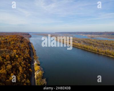 Luftaufnahme des Upper Mississippi River Valley an einem wunderschönen Herbstnachmittag. Marquette, Iowa, USA. Stockfoto