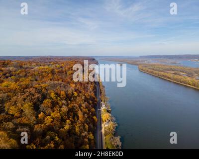 Luftaufnahme des Upper Mississippi River Valley an einem wunderschönen Herbstnachmittag. Marquette, Iowa, USA. Stockfoto