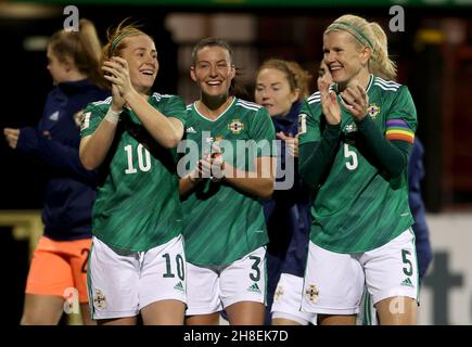 Während des Qualifikationsspiels der FIFA Frauen-Weltmeisterschaft 2023 in Seaview, Belfast, applaudieren die Spieler in Nordirland zu Vollzeit den Fans. Bilddatum: Montag, 29. November 2021. Stockfoto