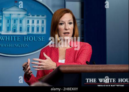 Washington, DC, USA. 29th. November 2021. Washington, DC, USA: Die Presseministerin des Weißen Hauses, JEN PSAKI, spricht bei einer Pressekonferenz im Pressesprecheraum des Weißen Hauses. (Bild: © Michael Brochstein/ZUMA Press Wire) Stockfoto