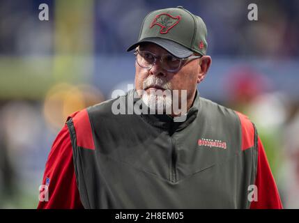 Indianapolis, Indiana, USA. 28th. November 2021. Tampa Bay Buccaneers Cheftrainer Bruce Arians nach dem NFL-Fußballspiel zwischen den Tampa Bay Buccaneers und den Indianapolis Colts im Lucas Oil Stadium in Indianapolis, Indiana. Tampa Bay besiegte Indianapolis 38-31. John Mersits/CSM/Alamy Live News Stockfoto