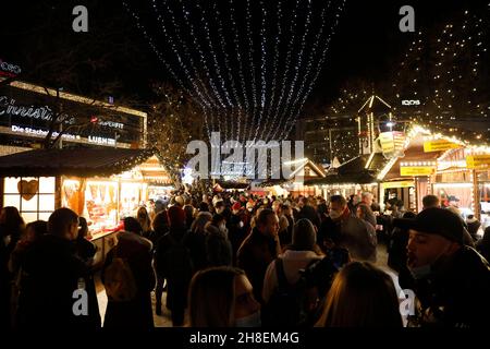 Der 38. Weihnachtsmarkt am Breitscheidplatz verbreitet mitten in der pulsierenden City-West gemütliche Weihnachtsstimmung.Berlin, 28.11.2021 Stockfoto