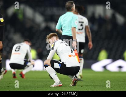 Derby, England, 29th. November 2021. Kamil Jozwiak von Derby County wurde während des Sky Bet Championship-Spiels im Pride Park Stadium, Derby, niedergeschlagen. Bildnachweis sollte lauten: Darren Staples / Sportimage Stockfoto