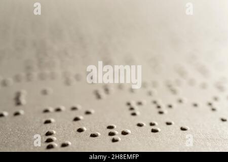 Die Seite eines Buches, geschrieben im Braille-Alphabet, das taktile Lesesystem als Relief für Blinde Stockfoto