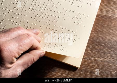 Die Seite eines Buches, geschrieben im Braille-Alphabet, das taktile Lesesystem als Relief für Blinde Stockfoto