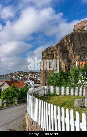 Fjällbacka, Schweden -10. Juni 2021: Blick auf hohe Felsen, typische Gebäude, Meer und Bucht Stockfoto