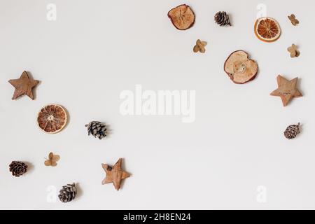 Weihnachtliche Komposition im festlichen Stil. Dekoratives Muster, Ecke. Tannenzapfen, getrocknete Apfelfrüchte, Orangenscheiben. Hortensien Blumen, Holzsterne Stockfoto