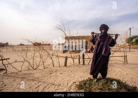 Porträt eines tuareg-Mannes in der Wüste vor Timbuktu in Mali. Stockfoto