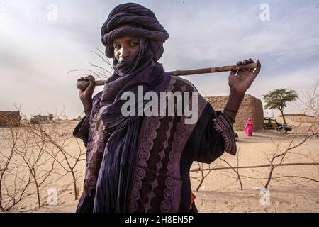 Porträt eines tuareg-Mannes in der Wüste vor Timbuktu in Mali. Stockfoto