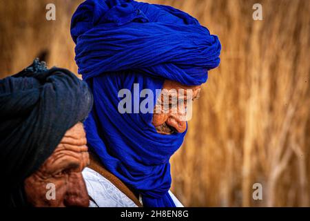 Mali, Timbuktu , Nahaufnahme eines tuareg-Mannes mit blauem Turban, Porträt eines Tuareg-Mannes mit Indigo-Turban Stockfoto