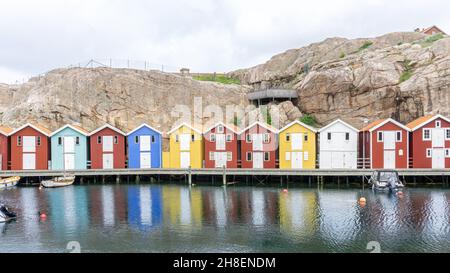 Smögen, Schweden - 9. Juni 2021: Eine Bucht mit bunten Fischerhütten an der schwedischen Westküste Stockfoto
