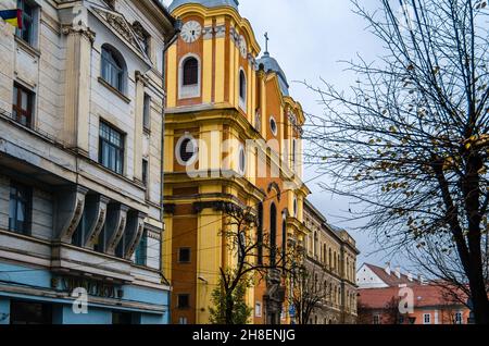 CLUJ-NAPOCA, RUMÄNIEN - 14. NOVEMBER 2013: Stadtlandschaft, Architektur in der Stadt Cluj-Napoca, Siebenbürgen, Rumänien Stockfoto