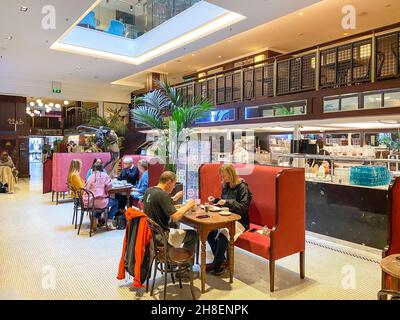 Üppige Innenausstattung von Bewley's Oriental Cafe (1840), Grafton Street, Dublin, Republik Irland Stockfoto