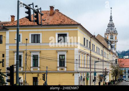 CLUJ-NAPOCA, RUMÄNIEN - 14. NOVEMBER 2013: Stadtlandschaft, Architektur in der Stadt Cluj-Napoca, Siebenbürgen, Rumänien Stockfoto