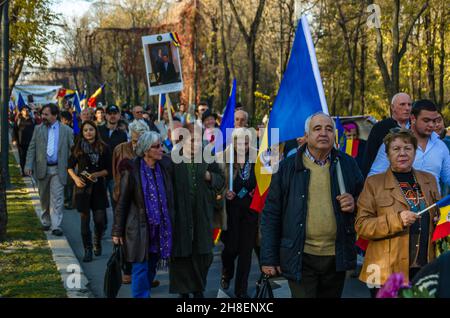 BUKAREST, RUMÄNIEN - 10. NOVEMBER 2013: Friedliche Demonstration für die Monarchie in Bukarest, Rumänien Stockfoto