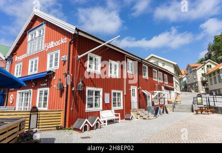 Fjällbacka, Schweden -9. Juni 2021: Bekanntes Restaurant in Touristenstadt an der Westküste Stockfoto