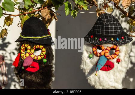 BUKAREST, RUMÄNIEN - 10. NOVEMBER 2013: Rumänische Volksmasken zum Verkauf auf einer Messe traditioneller Produkte in Bukarest Stockfoto