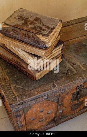 Stapel von Manuskripten in der privaten Al-Wangari Bibliothek, in Timbuktu, Mali, Afrika. Stockfoto