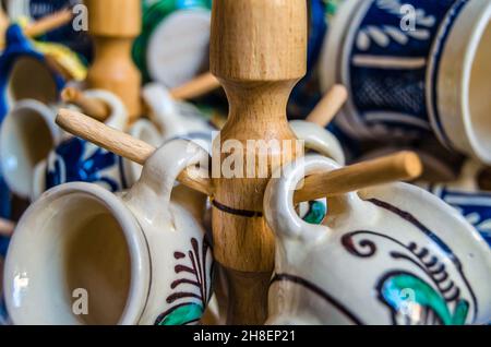 BUKAREST, RUMÄNIEN - 10. NOVEMBER 2013: Rumänische Volkstöpfer zum Verkauf auf einer Messe traditioneller Produkte in Bukarest Stockfoto