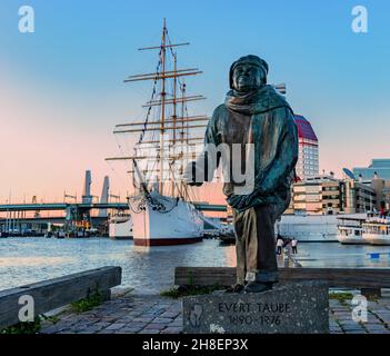 Göteborg, Schweden - 9. Juni 2021: Ein Statut des schwedischen Troubadours im Hafen von Göteborg Stockfoto