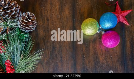 Weihnachtsdekoration und Tannenzapfen auf Holztisch Stockfoto