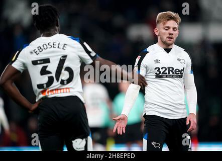 Kamil Jozwiak und Festy Ebosele von Derby County während des Sky Bet Championship-Spiels im Pride Park Stadium, Derby. Bilddatum: Montag, 29. November 2021. Stockfoto