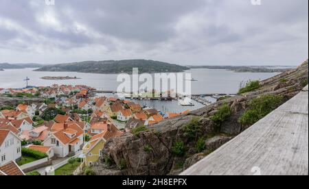 Fjällbacka, Schweden - 9. Juni 2021: Blick vom Hügel auf die kleine schwedische Stadt mit ihren bunten Gebäuden an der Küste am Atlantik Stockfoto