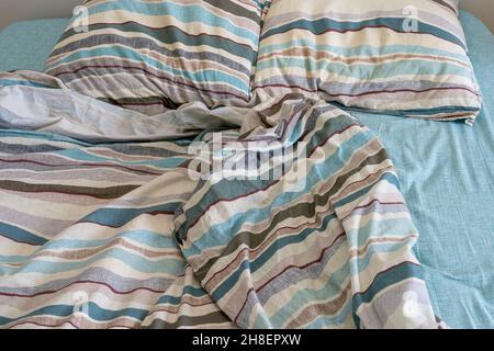 Paris, Frankreich - 11 27 2021: Eine Frau schläft in ihrem Bett Stockfoto