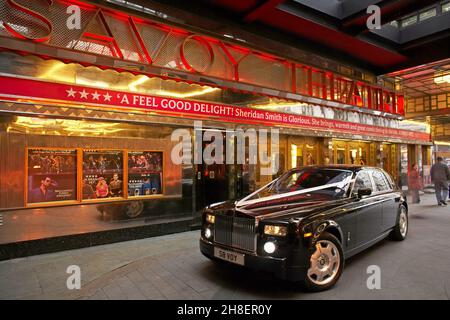 Rolls Royce im SavoyTheatre Haupteingang im Savoy Hotel in London, Großbritannien Stockfoto