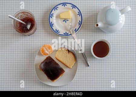 Paris, Frankreich - 11 27 2021: Eine Frau beim Frühstück zu Hause Stockfoto