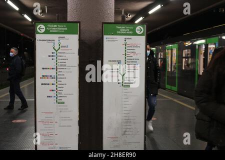 Milao, Italien. 29th. November 2021. (INT) die italienische Regierung verlangt ab Dezember 6th einen Grünen Pass für öffentliche Verkehrsmittel. 29. November 2021, Mailand, Italien: Passagierbewegung auf der Mailänder Metro, Italien, am Montag (29). Die italienische Regierung macht es obligatorisch, das grüne Zertifikat vom Dezember 6th an Bord der ATM Metro, Bus und Straßenbahn zu präsentieren. Ab diesem Datum tritt das neue Dekret der Regierung Draghi in Kraft, das den „Super Green Pass“ einführt - den „Pass“, der nur mit dem Covid-19-Impfstoff oder -Heilmittel erhalten wird. Diese Maßnahmen wurden aufgrund der Zirkulation des Omicron-Vari getroffen Stockfoto