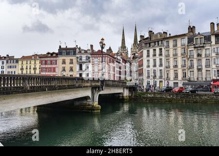 BAYONNE, FRANKREICH - 30 Okt, 2021: Alte Häuser am Fluss La Nive im Zentrum von Bayonne, Aquitanien, Frankreich Stockfoto