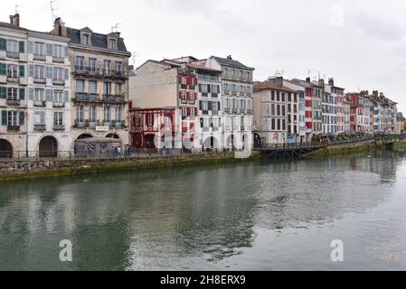 BAYONNE, FRANKREICH - 30 Okt, 2021: Alte Häuser am Fluss La Nive im Zentrum von Bayonne, Aquitanien, Frankreich Stockfoto