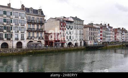 BAYONNE, FRANKREICH - 30 Okt, 2021: Alte Häuser am Fluss La Nive im Zentrum von Bayonne, Aquitanien, Frankreich Stockfoto