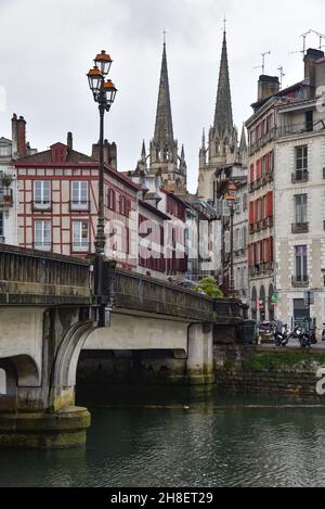 BAYONNE, FRANKREICH - 30 Okt, 2021: Alte Häuser am Fluss La Nive im Zentrum von Bayonne, Aquitanien, Frankreich Stockfoto